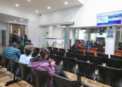 Fotografía que muestra a usuarios en el Centro de Atención Universal de Azuay del IESS, en la ciudad de Cuenca.