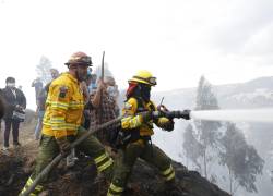 El Cuerpo de Bomberos de Quito sofocando un incendio en el sector del Itchimbia.