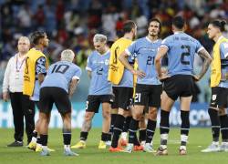 Jugadores de Uruguay reaccionan hoy, al final de un partido de la fase de grupos del Mundial de Fútbol Catar 2022 entre Ghana y Uruguay en el estadio Al-Janoub, en Al-Wakrah.