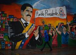 Un hombre camina frente a un mural que representa al derrocado presidente venezolano Nicolás Maduro en Caracas, el 13 de mayo de 2026.