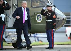 El presidente de Estados Unidos, Donald Trump, descendiendo del Marine One.