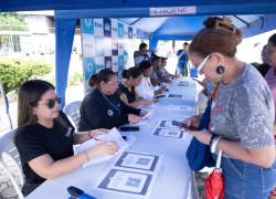 Mujeres realizando inscripción en talleres municipales.