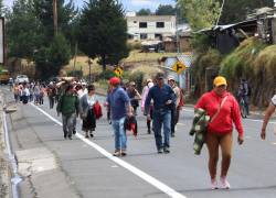 Decenas de personas buscan la forma de trasladarse a sus trabajos y domicilios en el sector de Tabacundo, pese al bloqueo de vías provocado por el paro nacional convocado por la Conaie. Foto: API / Rolando Enríquez
