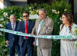 José Guevara Aguirre, presidente ejecutivo de Interlab, realiza el corte de cinta de un nuevo laboratorio clínico en el Hospital Dr. Trino Andrade.