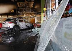 Fotografía de un vehículo incendiado en un centro comercial por presuntos integrantes del crimen organizado.