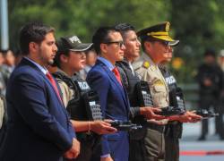 El presidente de Ecuador, Daniel Noboa Azin (c), asiste a una ceremonia de entrega de equipamiento este lunes, en la Plataforma de la Policía, en Quito.