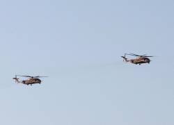 Helicópteros de transporte militar de carga pesada de la Fuerza Aérea de Israel sobrevuelan el desierto del sur de Negev el 14 de abril de 2024.
