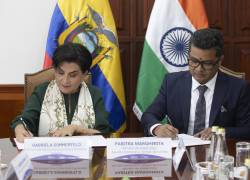 La canciller de Ecuador, Gabriela Sommerfeld (i), junto al ministro de Estado para Asuntos Exteriores y Textiles de la India, Shri Pabitra Margherita.
