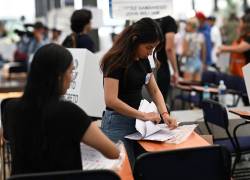 Fotografía que muestra a varios Miembros de las Juntas Receptoras del Voto, durante la primera vuelta de los comicios generales del 2025.