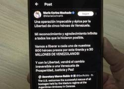 Una persona lee un mensaje en la cuenta en X @MariaCorinaYA de la líder opositora venezolana María Corina Machado.