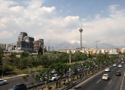 Una vista general muestra la Torre de Telecomunicaciones Milad en Teherán, la capital de Irán, el 19 de abril de 2024. - Los líderes mundiales pidieron calma el 19 de abril después de que las represalias israelíes contra Irán se sumaran a meses de tensas consecuencias de la guerra en Gaza.