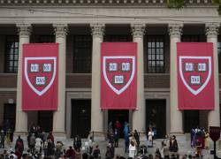Pancartas de Harvard frente a la Biblioteca Widener durante la 374.ª ceremonia de graduación de Harvard en Harvard Yard en Cambridge, Massachusetts, el 29 de mayo de 2025.