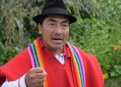 El candidato presidencial de Ecuador por el partido indigenista de izquierda Pachakutik Leonidas Iza habla durante una entrevista con la AFP en Otavalo, Ecuador, el 29 de enero de 2025.