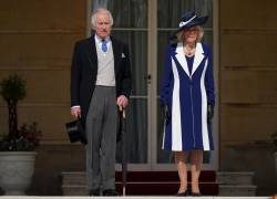 El rey Carlos III y la reina consorte Camila, de Gran Bretaña atienden la Fiesta de Jardín del Palacio de Buckingham, días antes de la ceremonia de coronación.