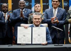 El secretario de Defensa de EE. UU., Pete Hegseth, habla tras firmar la Declaración Conjunta de Seguridad de la Conferencia de las Américas contra los Carteles.