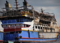 El ferry KM Barcelona 5 incendiado se ve cerca de la isla de Talise, en el norte de Sulawesi, el 22 de julio de 2025.