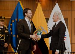 El presidente de la Asamblea de Ecuador, Niels Olsen, saluda al eurodiputado Robert Biedroń.