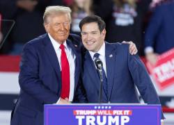 Donald Trump saluda al senador Marco Rubio, republicano de Florida, durante un mitin de campaña.
