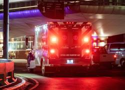 Personal de emergencias llega al Aeropuerto Internacional Las Américas en Santo Domingo.