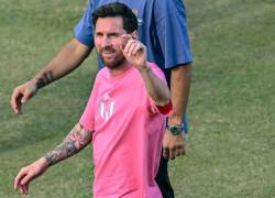 El futbolista argentino Lionel Messi saluda a los fanáticos durante su Tour GOAT en el Estadio Arun Jaitley en Nueva Delhi el 15 de diciembre de 2025.