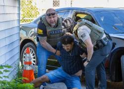 Agentes de las operaciones de aplicación y deportación de ICE arrestando a un hombre. Foto: TASOS KATOPODIS / Getty Images via AFP