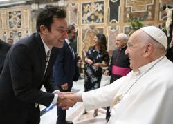 Esta foto tomada y distribuida el 14 de junio de 2024 por The Vatican Media muestra al Papa Francisco estrechando la mano del actor estadounidense Jimmy Fallon como parte de una audiencia con comediantes en el Vaticano.