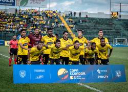 Plantel de Barcelona posa para fotografía antes de jugar en la Copa Ecuador.