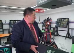 Investigador Milton Campoverde sostiene el brazo robótico que es parte del proyecto.