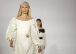 Una modelo presenta una creación de Otoño-Invierno 2023-2024 de la firma Chloe durante la Semana de la Moda de París.