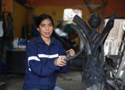 Con el apoyo de gestores ambientales, siete artistas ecuatorianos elaboraron esculturas y artesanías con llantas usadas.