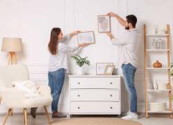 Agrega accesorios para decorar tus paredes, con este simple paso puedes añadir estilo a tu ambiente.