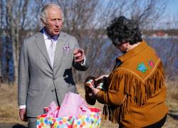 El Príncipe Carlos de Inglaterra durante su visita a Ice Road en Yellowknife, Canadá, realizada como parte de la celebración del jubileo de la reina Isabel II. En el evento se habló sobre el impacto del cambio climático y la importancia de las iniciativas a favor de los pueblos indígenas.