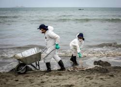 Labores de limpieza en las playas de Ancón en Perú.