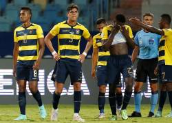 Jugadores de Ecuador se lamentan hoy, al finalizar un partido del grupo B de la Copa América en el estadio Olímpico en Goiania (Brasil).