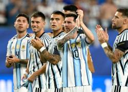 Lionel Messi celebra junto a sus compañeros tras ganar el partido de dieciseisavos de final de la Copa Mundial de 2026 entre Argentina y Cabo Verde.
