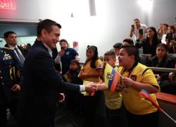 Presidente Daniel Noboa, saludando a un migrante en New York, Estados Unidos