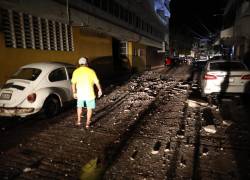 MEX875. ACAPULCO (MÉXICO), 07/09/2021.- Residentes salen de sus viviendas este martes, debido al sismo de 7.1 en el balneario de Acapulco en el estado de Guerrero (México). Un sismo de magnitud 7,1 sacudió este martes el centro y sur de México, sin que hasta ahora se reporten víctimas o daños materiales. EFE/David Guzmán