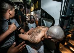 Fotografía cedida por la presidencia de El Salvador donde se observa el traslado de pandilleros a la cárcel denominada Centro de Confinamiento del Terrorismo (CECOT) en la madrugada de hoy, en Tecoluca (El Salvador).