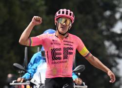 El ecuatoriano Richard Carapaz del Team EF Education-Easypost celebra su victoria al final de la quinta etapa del Tour Colombia UCI 2024 desde Cota hasta Alto del Vino, Colombia, el 10 de febrero de 2024.