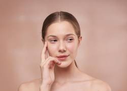 La piel absorbe las vitaminas a través de los nutrientes, pero también por medio de suplementos, sueros o cremas para la piel.