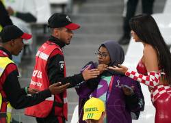 La modelo croata discutiendo con miembros de seguridad del estadio Educaction City de Doha.