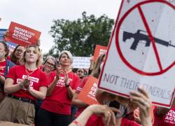 Dolor por niños asesinados en escuela de Texas plantea el debate: ¿seguir permitiendo el uso de armas?