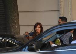 La vicepresidenta de Argentina, Cristina Fernández de Kirchner, es vista hoy a la salida de su casa previo al veredicto sobre el caso en su contra, en Buenos Aires (Argentina). kirchnerismo. EFE/ Enrique García Medina