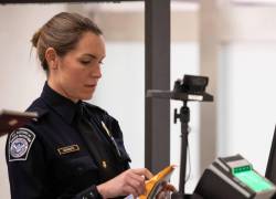 Agente de la Oficina de Aduanas y Protección Fronteriza de Estados Unidos en punto de control.