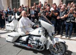 El Papa León XIV bendijo y firmó la motocicleta BMW R 18 blanca antes de subir brevemente al asiento entre los aplausos de los motociclistas.