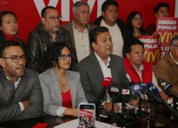 Geovanny Atarihuana, presidente de Unidad Popular, acompañado de varios afiliados, ofrece una rueda de prensa para explicar su postura frente a la decisión del CNE de eliminar a la organización de la papeleta electoral