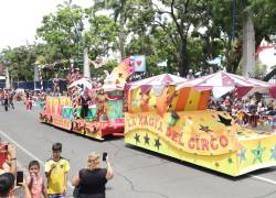 El desfile de Carnaval en el Malecón congregó una gran cantidad de asistentes.