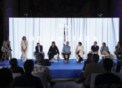 Los realizadores, Jon Garaño (d), Jose Mari Goenaga (3d), y Aitor Arregi (2d), participan junto al actor, Alberto San Juan (c), en la presentación de la serie Balenciaga, en el marco del 70 Festival de Cine de San Sebastián.