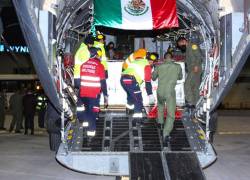 Momento del arribo a Ecuador de las vacunas desde México.