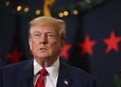 El candidato presidencial republicano y expresidente de Estados Unidos, Donald Trump, observa durante un evento de campaña el 19 de diciembre de 2023 en Waterloo, Iowa.